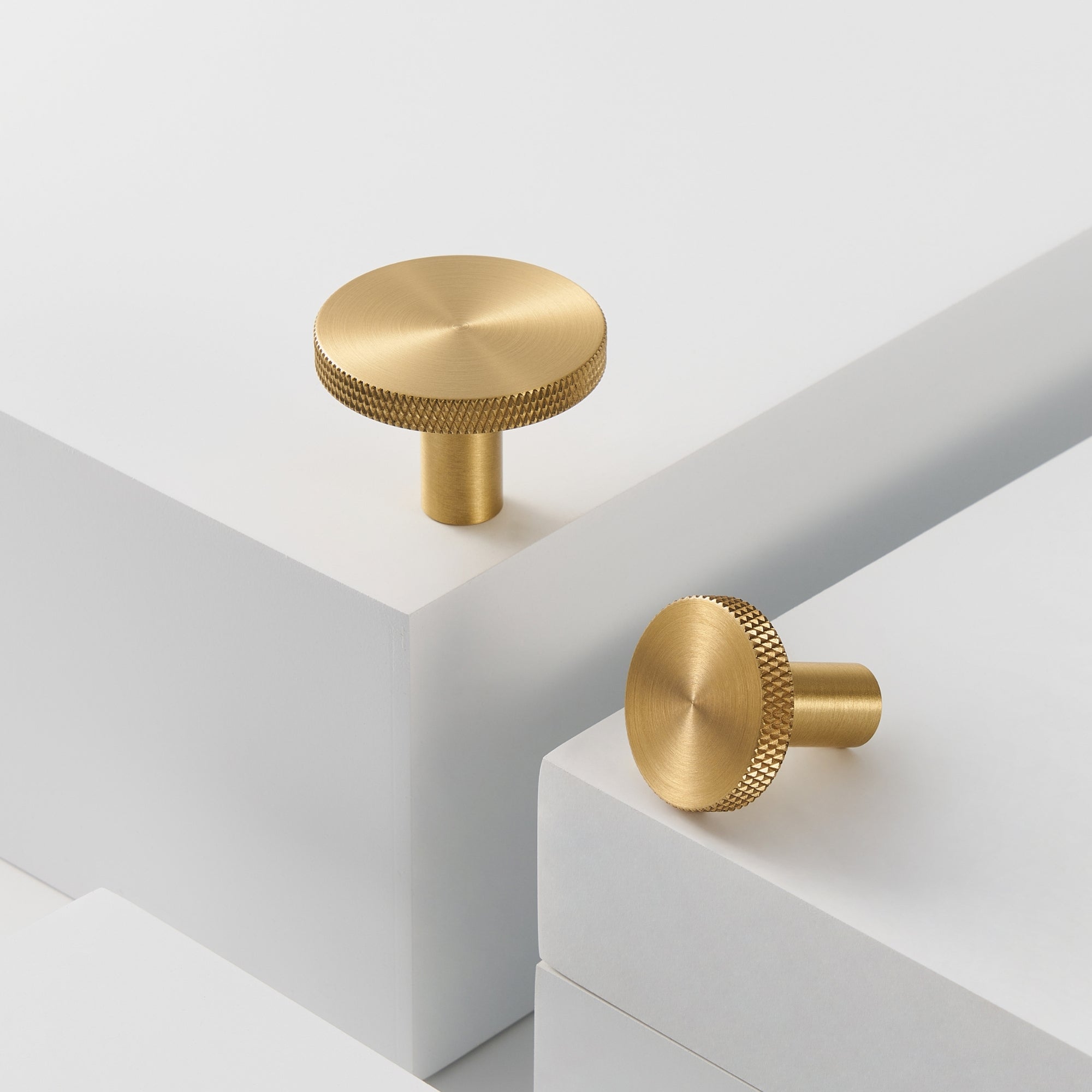 Knopp/krok ch057 i mässing - detalj