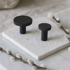 Knopp/krok ch057 i svart finish - detalj
