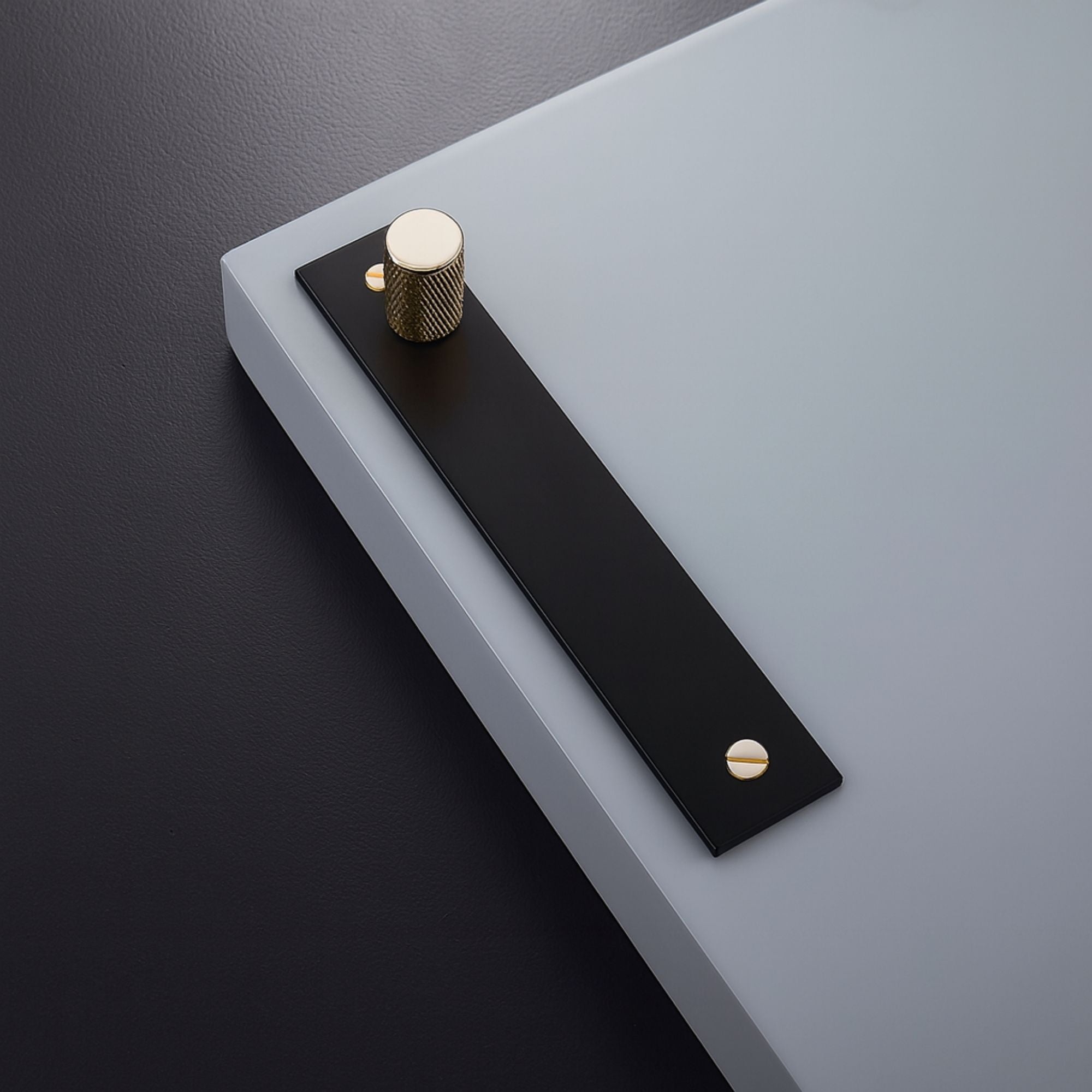 Handle 5005 | Knurled | Brass + Black