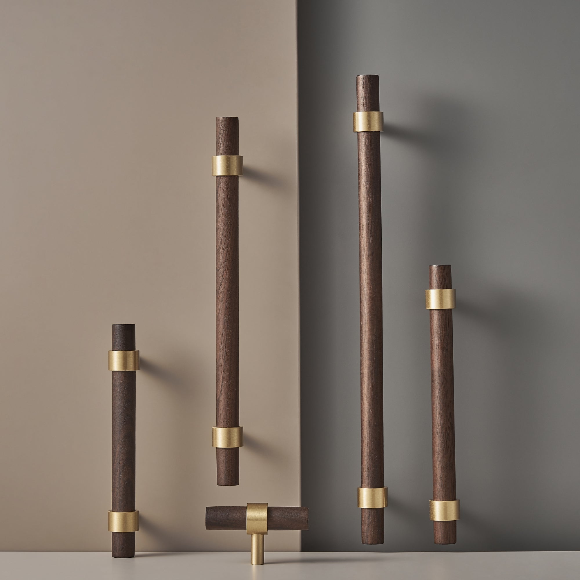 Maniglia CH025W | Noce + Ottone