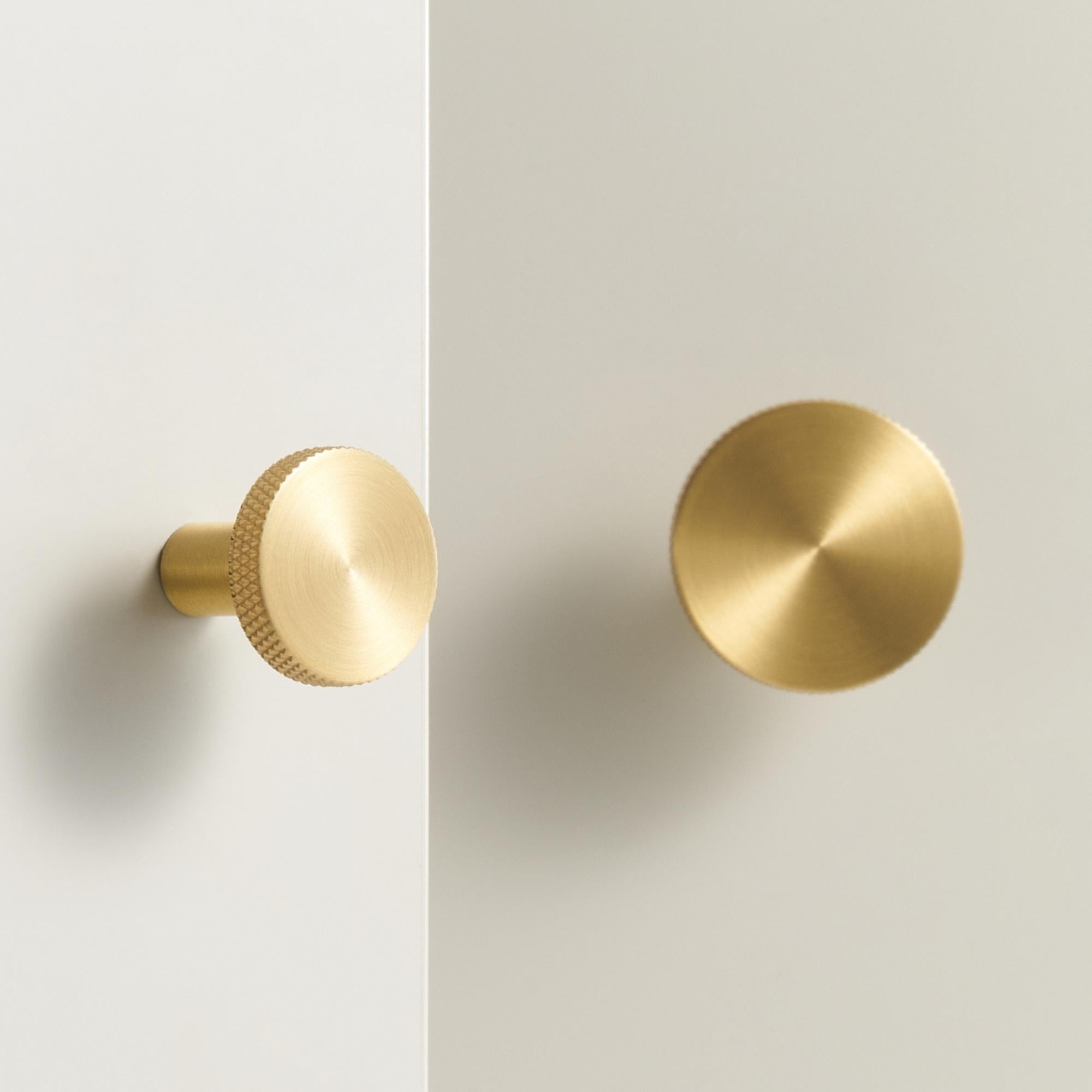 Knopp/krok ch057 i mässing - detalj