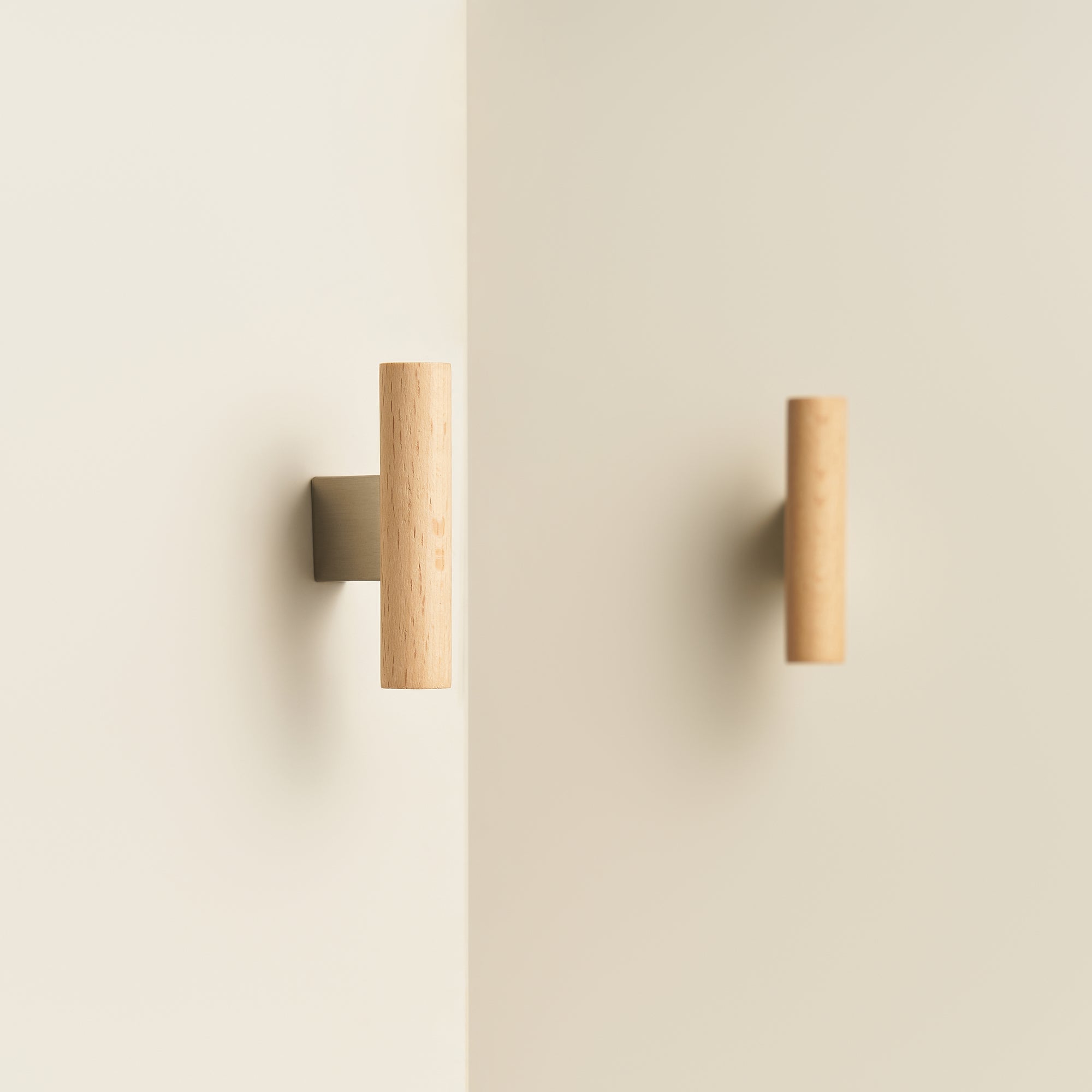 T-bar ch076 nickel/bokträ - detalj